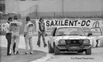 Tyłem stoją przyszli Mistrzowie Europy 1979, Niemcy Johen Kleint i Gunter Wanger przed fabrycznym Oplem Ascona 400. Z tyłu ubrany wg kanonów mody 1979 Piotr Sobolewski, autor wielu zdjęć w tym archiwum. Fot. Paweł Passowicz